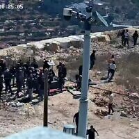מתנחלים מתבצרים בכפר הפלסטיני קוסרה, 12 באוגוסט 2026 (צילום: באדיבות לואיי אבו רידי) מתנחלים מתבצרים בכפר הפלסטיני קוסרה, 12 באוגוסט 2026 (צילום: באדיבות לואיי אבו רידי)