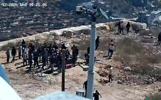 מתנחלים מתבצרים בכפר הפלסטיני קוסרה, 12 באוגוסט 2026 (צילום: באדיבות לואיי אבו רידי) מתנחלים מתבצרים בכפר הפלסטיני קוסרה, 12 באוגוסט 2026 (צילום: באדיבות לואיי אבו רידי)