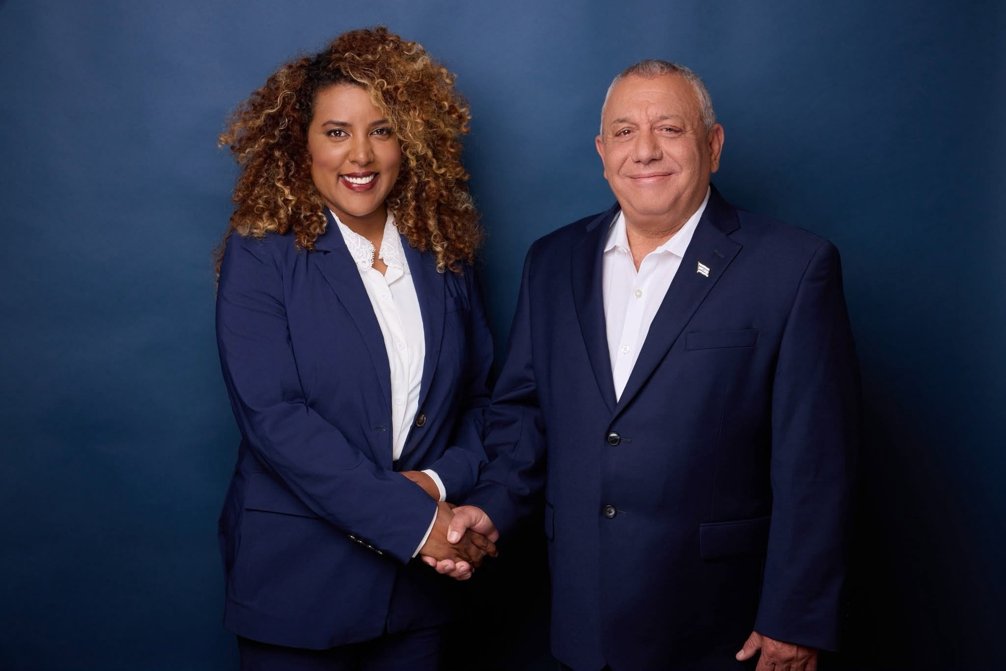 יפה טבג'ה לוחצת את ידו של יו יפה טבג'ה לוחצת את ידו של יו