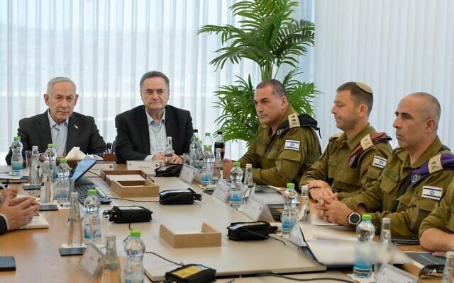בנימין נתניהו, ישראל כ"ץ, אייל זמיר ואבי בלוט בהערכת מצב בפיקוד המרכז של צה"ל, 24 באוגוסט 2026 (צילום: מעיין טואף/ לע בנימין נתניהו, ישראל כ"ץ, אייל זמיר ואבי בלוט בהערכת מצב בפיקוד המרכז של צה"ל, 24 באוגוסט 2026 (צילום: מעיין טואף/ לע