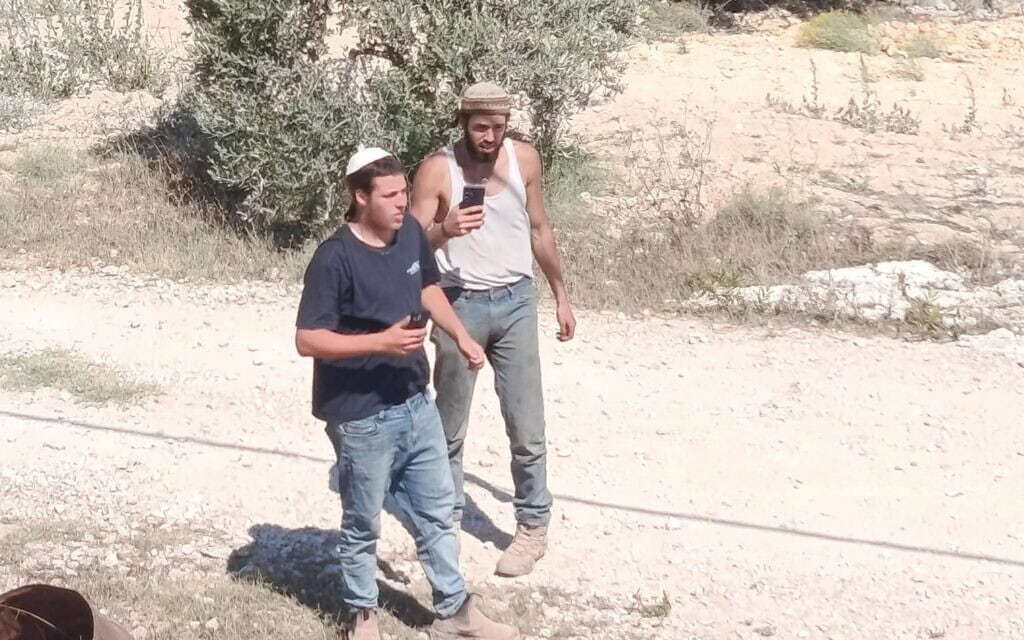 מתנחלים בחצר בית פלסטיני בכפר ג'אלוד לפני שהשתלטו עליו, יולי 2026 מתנחלים בחצר בית פלסטיני בכפר ג'אלוד לפני שהשתלטו עליו, יולי 2026