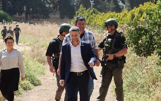 השר סבצלאל סמוטריץ' בבריכות שלמה שבשטח A (צילום: שמואל פיטוסי) השר סבצלאל סמוטריץ' בבריכות שלמה שבשטח A (צילום: שמואל פיטוסי)