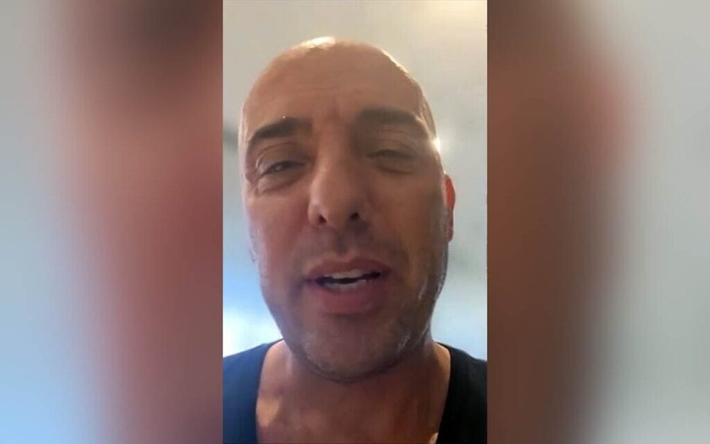 צביקה מנס מתראיין לערוץ 12 עם שובו לישראל לאחר שסייע להכניע טייס משנה של פליי דובאי שניסה לחטוף ולהתרסק מטוס מלא בישראלים ב-30 בספטמבר 2026 (צילום: צילום מסך/ערוץ 12) צביקה מנס מתראיין לערוץ 12 עם שובו לישראל לאחר שסייע להכניע טייס משנה של פליי דובאי שניסה לחטוף ולהתרסק מטוס מלא בישראלים ב-30 בספטמבר 2026 (צילום: צילום מסך/ערוץ 12)