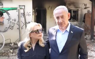ראש הממשלה בנימין נתניהו ורעייתו שרה בביקור בניר עוז, 3 ביולי 2025 (צילום: עומר מירון/לע"מ) ראש הממשלה בנימין נתניהו ורעייתו שרה בביקור בניר עוז, 3 ביולי 2025 (צילום: עומר מירון/לע"מ)