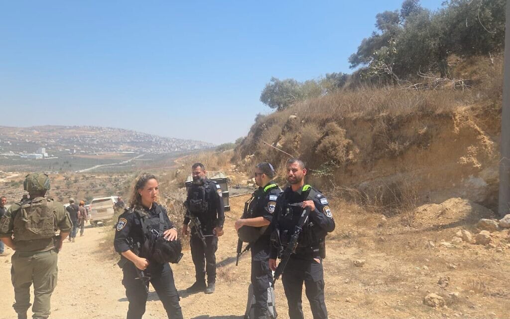 זירת פיגוע דקירה בגדה. 7 בספטמבר 2026 (צילום: דוברות המשטרה) זירת פיגוע דקירה בגדה. 7 בספטמבר 2026 (צילום: דוברות המשטרה)
