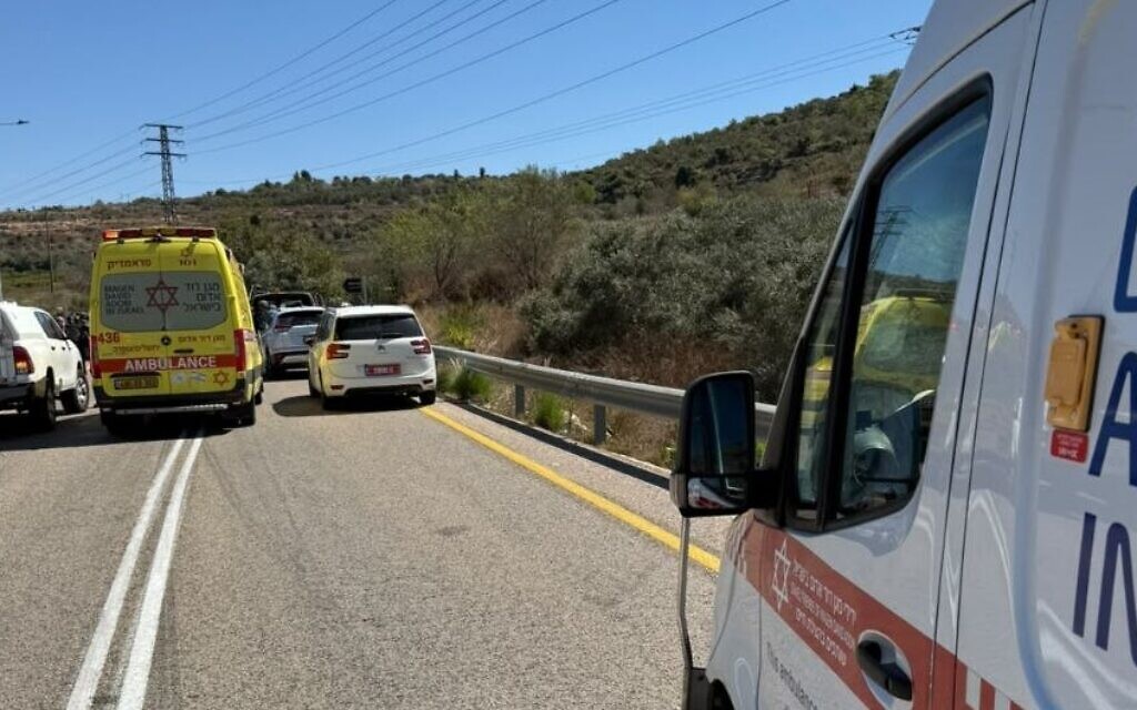 כוחות מגן דוד אדום בזירת פיגוע ליד נווה צוף. 20 בספטמבר 2026 (צילום: דוברות מד״א) כוחות מגן דוד אדום בזירת פיגוע ליד נווה צוף. 20 בספטמבר 2026 (צילום: דוברות מד״א)