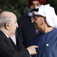 נשיא איחוד האמירויות מוחמד בן זאיד אאל נהיאן ונשיא אלג'יריה עבד אל־מג'יד תבון באתר הנופש בורגו אניאציה
בפסגת G7 בסאוולטרי שבאיטליה, 14 ביוני 2024 (צילום: Ludovic MARIN / AFP) נשיא איחוד האמירויות מוחמד בן זאיד אאל נהיאן ונשיא אלג'יריה עבד אל־מג'יד תבון באתר הנופש בורגו אניאציה
בפסגת G7 בסאוולטרי שבאיטליה, 14 ביוני 2024 (צילום: Ludovic MARIN / AFP)
