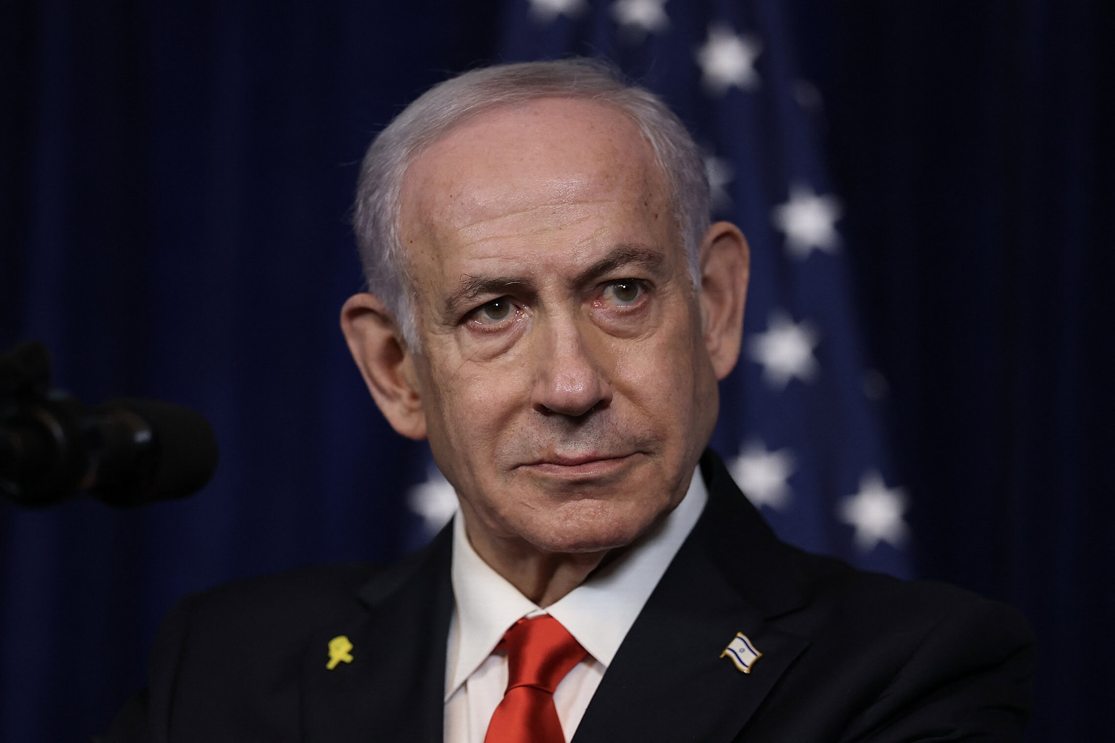 ראש הממשלה בנימין נתניהו מקיים מסיבת עיתונאים עם נשיא ארה"ב דונלד טראמפ במאר-א-לאגו שבפאלם ביץ', פלורידה. 29 בדצמבר 2025 (צילום: JOE RAEDLE / Getty Images via AFP) ראש הממשלה בנימין נתניהו מקיים מסיבת עיתונאים עם נשיא ארה"ב דונלד טראמפ במאר-א-לאגו שבפאלם ביץ', פלורידה. 29 בדצמבר 2025 (צילום: JOE RAEDLE / Getty Images via AFP)