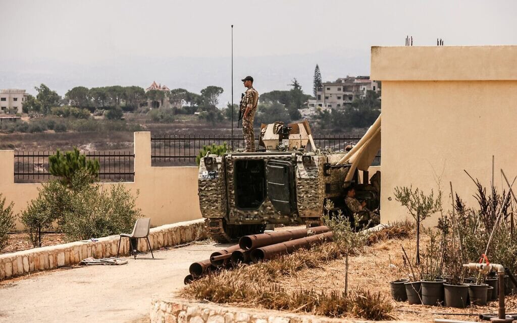 חייל בצבא לבנון עומד על טנק בכפר זוטר אל־ע'רביה שבדרום לבנון וצופה בתנועת חיילים ישראלים בכפר הסמוך, 8 באוגוסט 2026 (צילום: MAHMOUD ZAYYAT / AFP) חייל בצבא לבנון עומד על טנק בכפר זוטר אל־ע'רביה שבדרום לבנון וצופה בתנועת חיילים ישראלים בכפר הסמוך, 8 באוגוסט 2026 (צילום: MAHMOUD ZAYYAT / AFP)