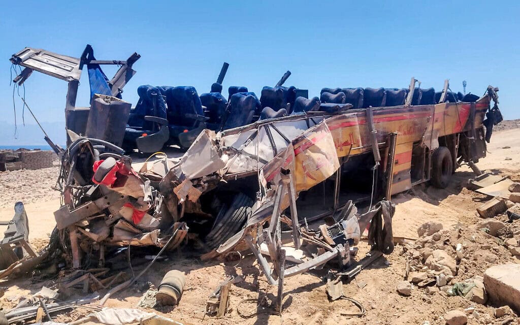 שרידי אוטובוס נוסעים שהתהפך בכביש דהב–נואיבה בדרום סיני שבמצרים, 2 בספטמבר 2026 (צילום: AFP) שרידי אוטובוס נוסעים שהתהפך בכביש דהב–נואיבה בדרום סיני שבמצרים, 2 בספטמבר 2026 (צילום: AFP)
