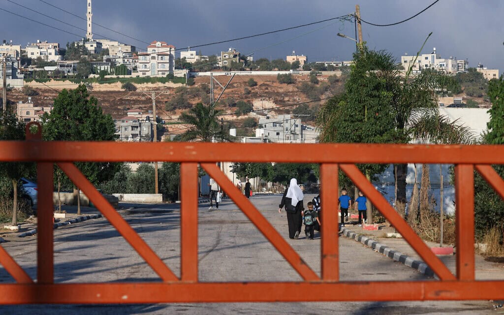 אחד השערים שהוצבו בכניסה לכפר קוסרה, מדרום לשכם בגדה המערבית, 6 בספטמבר 2026 (צילום: JAAFAR ASHTIYEH / AFP) אחד השערים שהוצבו בכניסה לכפר קוסרה, מדרום לשכם בגדה המערבית, 6 בספטמבר 2026 (צילום: JAAFAR ASHTIYEH / AFP)