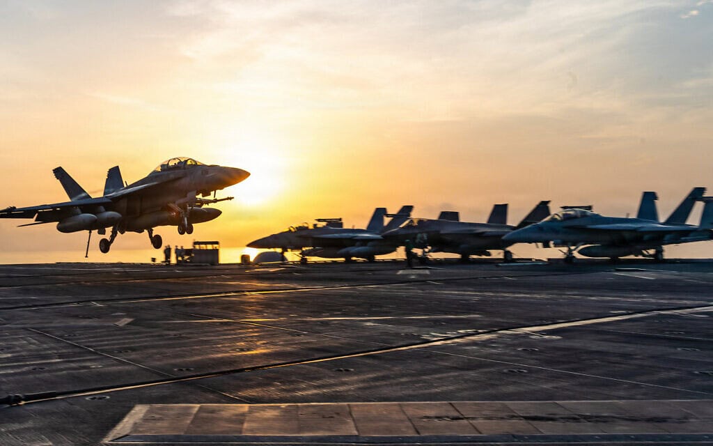 מטוס קרב מדגם F/A-18 סופר הורנט מטייסת 102 נוחת על נושאת המטוסים האמריקאית "ג'ורג' וושינגטון" מסדרת נימיץ. 13 בספטמבר 2026 (צילום: Navy Office of Information / AFP) מטוס קרב מדגם F/A-18 סופר הורנט מטייסת 102 נוחת על נושאת המטוסים האמריקאית "ג'ורג' וושינגטון" מסדרת נימיץ. 13 בספטמבר 2026 (צילום: Navy Office of Information / AFP)