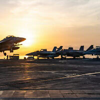 מטוס קרב מדגם F/A-18 סופר הורנט מטייסת 102 נוחת על נושאת המטוסים האמריקאית "ג'ורג' וושינגטון" מסדרת נימיץ. 13 בספטמבר 2026 מטוס קרב מדגם F/A-18 סופר הורנט מטייסת 102 נוחת על נושאת המטוסים האמריקאית "ג'ורג' וושינגטון" מסדרת נימיץ. 13 בספטמבר 2026