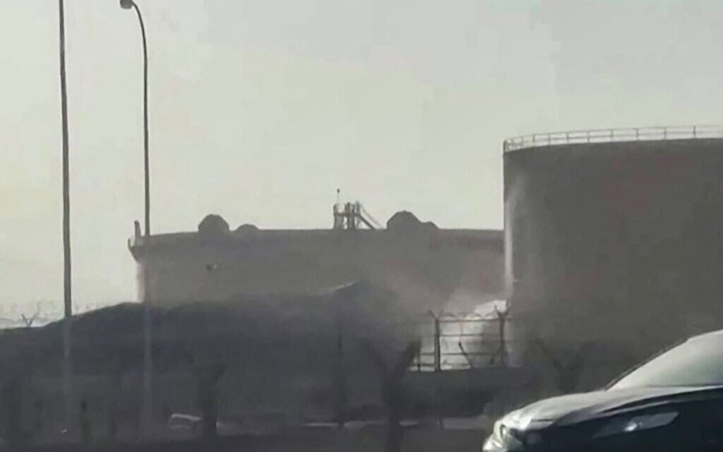 צילום מסך מתוך סרטון של AFPTV מציג מכל דולף בזירת שרפה במתקן הדלק של ארמקו, סמוך לנמל התעופה הבינלאומי המלך ח'אלד בריאד. 19 בספטמבר 2026 (צילום: AFPTV / AFP) צילום מסך מתוך סרטון של AFPTV מציג מכל דולף בזירת שרפה במתקן הדלק של ארמקו, סמוך לנמל התעופה הבינלאומי המלך ח'אלד בריאד. 19 בספטמבר 2026 (צילום: AFPTV / AFP)
