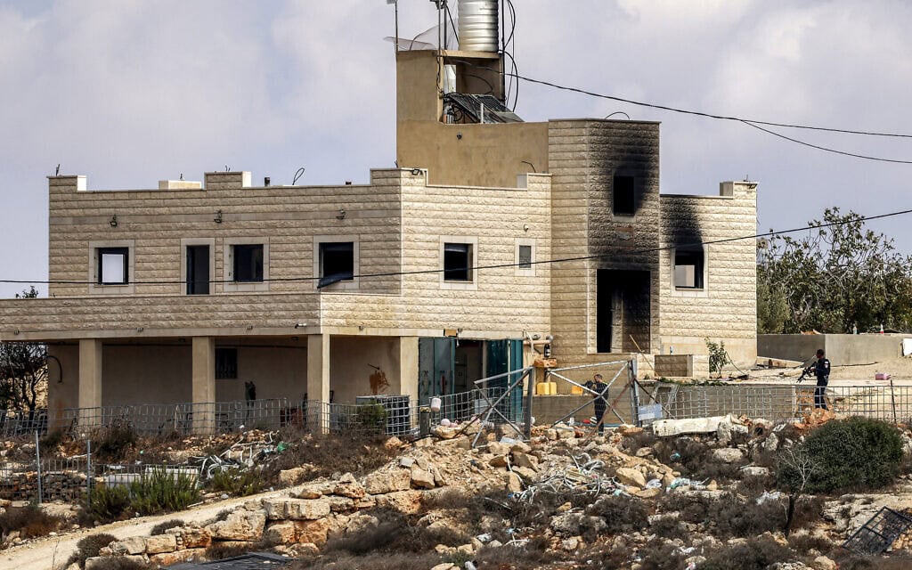 מתנחלים וכוחות ביטחון ישראליים סמוך לאחד מבתיה של משפחת מחמוד א-טובאסי הפלסטיני, שממנו נעקרה חודשים קודם לכן, בכפר ג'אלוד שמדרום לשכם בגדה המערבית. 29 בספטמבר 2026 (צילום: Zain JAAFAR / AFP) מתנחלים וכוחות ביטחון ישראליים סמוך לאחד מבתיה של משפחת מחמוד א-טובאסי הפלסטיני, שממנו נעקרה חודשים קודם לכן, בכפר ג'אלוד שמדרום לשכם בגדה המערבית. 29 בספטמבר 2026 (צילום: Zain JAAFAR / AFP)
