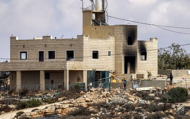 מתנחלים וכוחות ביטחון ישראליים סמוך לאחד מבתיה של משפחת מחמוד א-טובאסי הפלסטיני, שממנו נעקרה חודשים קודם לכן, בכפר ג'אלוד שמדרום לשכם בגדה המערבית. 29 בספטמבר 2026 (צילום: Zain JAAFAR / AFP) מתנחלים וכוחות ביטחון ישראליים סמוך לאחד מבתיה של משפחת מחמוד א-טובאסי הפלסטיני, שממנו נעקרה חודשים קודם לכן, בכפר ג'אלוד שמדרום לשכם בגדה המערבית. 29 בספטמבר 2026 (צילום: Zain JAAFAR / AFP)