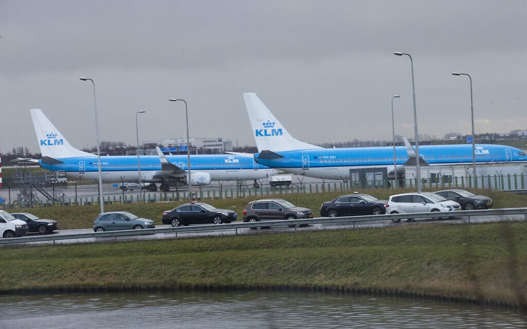 מטוסי KLM בנמל התעופה סכיפהול ליד אמסטרדם, הולנד. 18 בינואר 2018 (צילום: AP Photo/Peter Dejong) מטוסי KLM בנמל התעופה סכיפהול ליד אמסטרדם, הולנד. 18 בינואר 2018 (צילום: AP Photo/Peter Dejong)