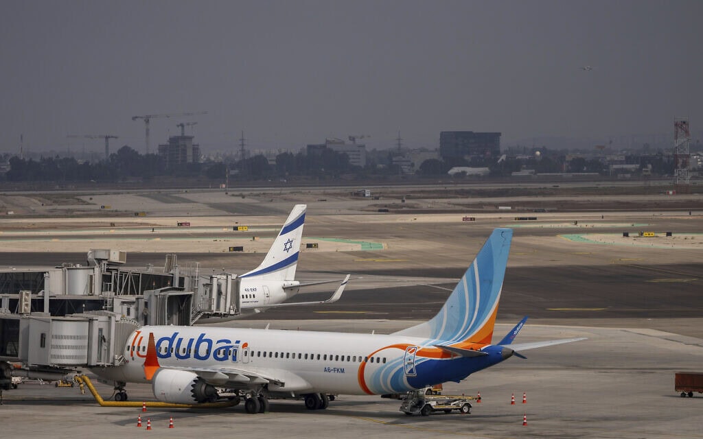 מטוס של חברת פליי דובאי חונה בנמל התעופה בן גוריון ליד לוד. 10 בנובמבר 2024 (צילום: AP Photo/Ohad Zwigenberg) מטוס של חברת פליי דובאי חונה בנמל התעופה בן גוריון ליד לוד. 10 בנובמבר 2024 (צילום: AP Photo/Ohad Zwigenberg)