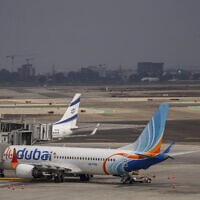 מטוס של חברת פליי דובאי חונה בנמל התעופה בן גוריון ליד לוד. 10 בנובמבר 2024 (צילום: AP Photo/Ohad Zwigenberg) מטוס של חברת פליי דובאי חונה בנמל התעופה בן גוריון ליד לוד. 10 בנובמבר 2024 (צילום: AP Photo/Ohad Zwigenberg)