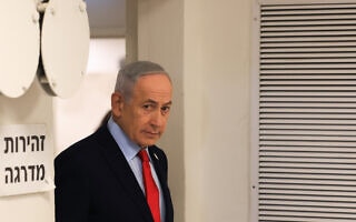 ראש הממשלה בנימין נתניהו מגיע למסיבת עיתונאים בירושלים. 19 במרץ 2026 (צילום: Ronen Zvulun, Pool Photo via AP) ראש הממשלה בנימין נתניהו מגיע למסיבת עיתונאים בירושלים. 19 במרץ 2026 (צילום: Ronen Zvulun, Pool Photo via AP)