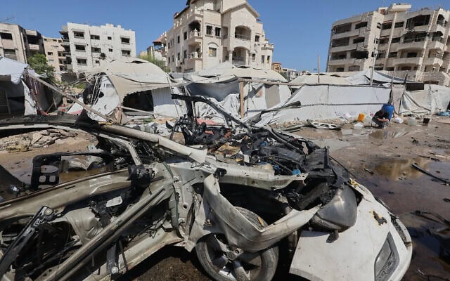 רכב הרוס ברחוב בעיר עזה בעקבות תקיפה ישראלית. 1 בספטמבר 2026 (צילום: AP Photo/Yousef Al Zanoun) רכב הרוס ברחוב בעיר עזה בעקבות תקיפה ישראלית. 1 בספטמבר 2026 (צילום: AP Photo/Yousef Al Zanoun)