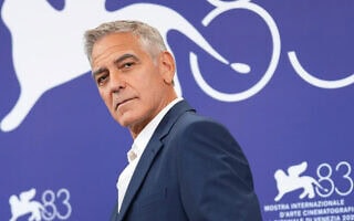 ג'ורג' קלוני מצטלם בפוטוקול לרגל קבלת פרס אריה הזהב למפעל חיים, במהלך פסטיבל הסרטים ה-83 בוונציה, איטליה. 2 בספטמבר 2026 (צילום: Scott A Garfitt/Invision/AP) ג'ורג' קלוני מצטלם בפוטוקול לרגל קבלת פרס אריה הזהב למפעל חיים, במהלך פסטיבל הסרטים ה-83 בוונציה, איטליה. 2 בספטמבר 2026 (צילום: Scott A Garfitt/Invision/AP)