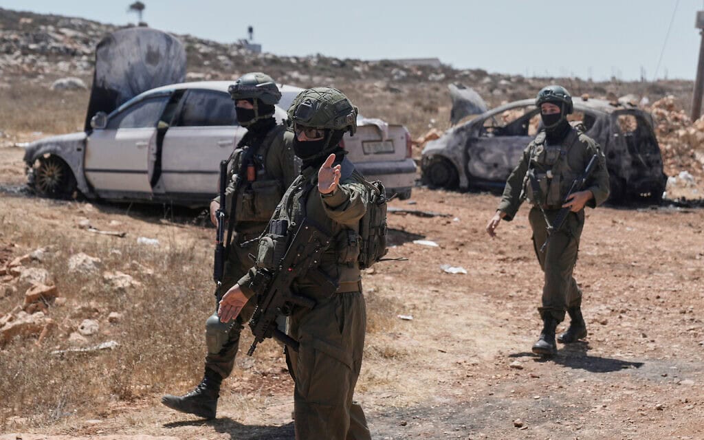 אנשי כוחות הביטחון מסמנים לעיתונאים ולתושבים עם הגעתם לזירה שבה הוצתו כלי רכב בעקבות תקיפת מתנחלים בכפר ביתא שבגדה המערבית, מדרום-מזרח לשכם. 2 בספטמבר 2026 (צילום: AP Photo/Majdi Mohammed) אנשי כוחות הביטחון מסמנים לעיתונאים ולתושבים עם הגעתם לזירה שבה הוצתו כלי רכב בעקבות תקיפת מתנחלים בכפר ביתא שבגדה המערבית, מדרום-מזרח לשכם. 2 בספטמבר 2026 (צילום: AP Photo/Majdi Mohammed)