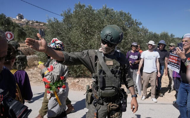 פעילי שלום הנושאים מזון ומים למשפחות פלסטיניות שבתיהן נחסמו בידי חיילים ישראלים, נעצרים בידי צה"ל בכפר קוסרה שמדרום לשכם, בגדה המערבית. 4 בספטמבר 2026 (צילום: AP Photo/Majdi Mohammed) פעילי שלום הנושאים מזון ומים למשפחות פלסטיניות שבתיהן נחסמו בידי חיילים ישראלים, נעצרים בידי צה"ל בכפר קוסרה שמדרום לשכם, בגדה המערבית. 4 בספטמבר 2026 (צילום: AP Photo/Majdi Mohammed)