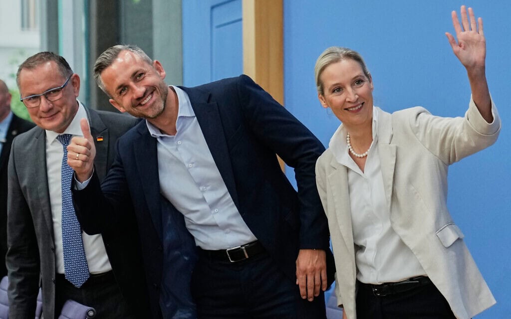 מנהיגי מפלגת "אלטרנטיבה לגרמניה" (AfD) אליס ויידל (מימין) וטינו כרופאלה (משמאל), והמועמד המוביל בבחירות למדינת המחוז סקסוניה-אנהלט אולריך זיגמונד (במרכז), במסיבת עיתונאים בברלין, גרמניה. 7 בספטמבר 2026 (צילום: AP Photo/Ebrahim Noroozi)