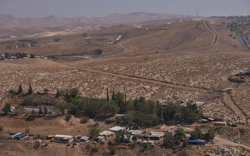 מבט על שטח באזור E1 סמוך למעלה אדומים, התנחלות בגדה המערבית. 8 בספטמבר 2026 (צילום: AP Photo/Ohad Zwigenberg) מבט על שטח באזור E1 סמוך למעלה אדומים, התנחלות בגדה המערבית. 8 בספטמבר 2026 (צילום: AP Photo/Ohad Zwigenberg)