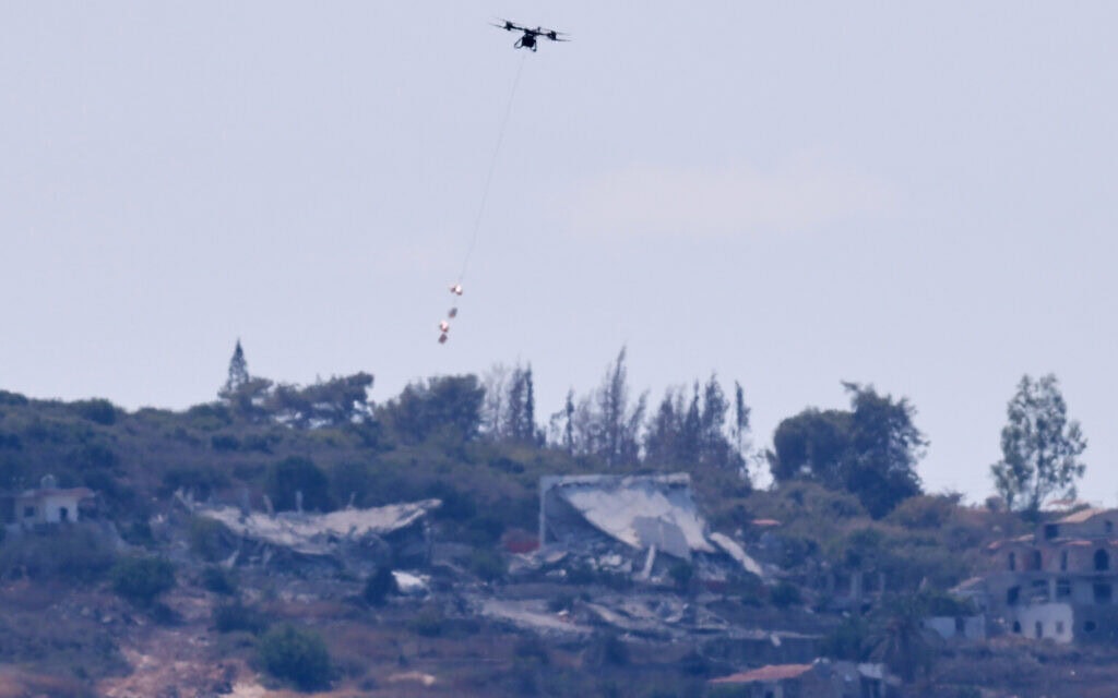רחפן ישראלי נושא ארגז חומרי נפץ להטלה על בתים בכפר אל-מנסורי כדי לפוצצם, כפי שנראה מהכפר אל-חנייה שבדרום לבנון. 11 בספטמבר 2026 (צילום: AP Photo/Hussein Malla) רחפן ישראלי נושא ארגז חומרי נפץ להטלה על בתים בכפר אל-מנסורי כדי לפוצצם, כפי שנראה מהכפר אל-חנייה שבדרום לבנון. 11 בספטמבר 2026 (צילום: AP Photo/Hussein Malla)