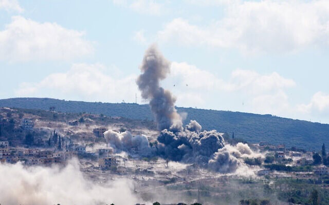 עשן מיתמר מפיצוץ מבוקר ישראלי בכפר מנסורי, כפי שנראה מהכפר חנייה שבדרום לבנון. 11 בספטמבר 2026 (צילום: AP Photo/Hussein Malla) עשן מיתמר מפיצוץ מבוקר ישראלי בכפר מנסורי, כפי שנראה מהכפר חנייה שבדרום לבנון. 11 בספטמבר 2026 (צילום: AP Photo/Hussein Malla)