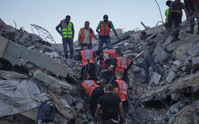 גורמים בשירות ההגנה האזרחית ברצועת עזה מנסים לאתר בעיר עזה ניצולים וגופות בין הריסות מבנה שקרס לאחר שניזוק במלחמה, 16 בספטמבר 2026 (צילום: AP Photo/Jehad Alshrafi) גורמים בשירות ההגנה האזרחית ברצועת עזה מנסים לאתר בעיר עזה ניצולים וגופות בין הריסות מבנה שקרס לאחר שניזוק במלחמה, 16 בספטמבר 2026 (צילום: AP Photo/Jehad Alshrafi)