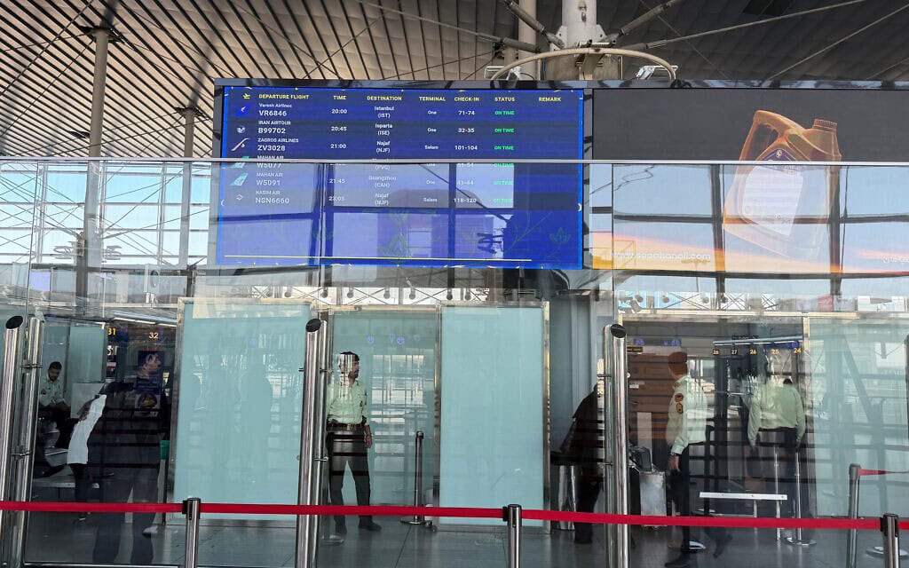 לוח טיסות בנמל התעופה הבינלאומי האימאם חומייני בטהרן, 23 בספטמבר 2026 (צילום: AP Photo/Vahid Salemi) לוח טיסות בנמל התעופה הבינלאומי האימאם חומייני בטהרן, 23 בספטמבר 2026 (צילום: AP Photo/Vahid Salemi)