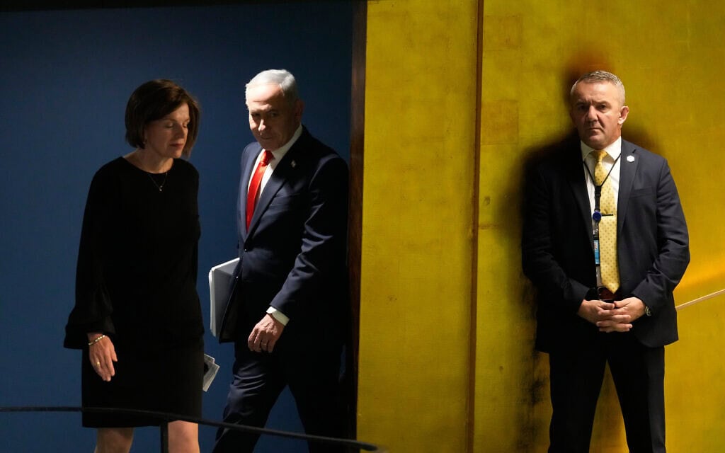 ראש הממשלה בנימין נתניהו, במרכז, נכנס לנאום במהלך המושב ה-81 של העצרת הכללית של האו"ם במטה הארגון. 24 בספטמבר 2026 (צילום: AP Photo/Seth Wenig) ראש הממשלה בנימין נתניהו, במרכז, נכנס לנאום במהלך המושב ה-81 של העצרת הכללית של האו"ם במטה הארגון. 24 בספטמבר 2026 (צילום: AP Photo/Seth Wenig)