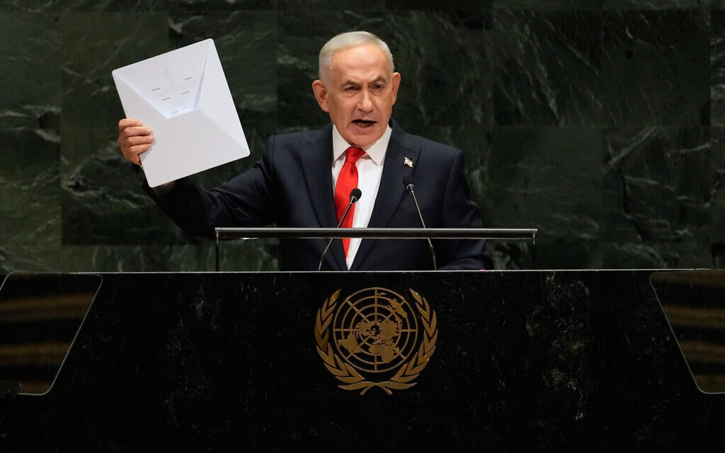 ראש הממשלה בנימין נתניהו מציג סטארלינק סטארלינק במהלך נאומו בפני העצרת הכללית של האו"ם במטה הארגון בניו יורק, 24 בספטמבר 2026 (צילום: AP Photo/Seth Wenig) ראש הממשלה בנימין נתניהו מציג סטארלינק סטארלינק במהלך נאומו בפני העצרת הכללית של האו"ם במטה הארגון בניו יורק, 24 בספטמבר 2026 (צילום: AP Photo/Seth Wenig)