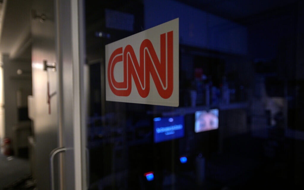 לוגו של CNN על עמדת שידור במתחם העיתונאים בבית הלבן בוושינגטון. 26 בספטמבר 2026 (צילום: AP Photo/Rod Lamkey, Jr.) לוגו של CNN על עמדת שידור במתחם העיתונאים בבית הלבן בוושינגטון. 26 בספטמבר 2026 (צילום: AP Photo/Rod Lamkey, Jr.)