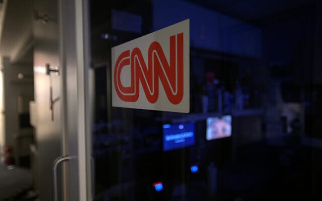 לוגו של CNN על עמדת שידור במתחם העיתונאים בבית הלבן בוושינגטון. 26 בספטמבר 2026 (צילום: AP Photo/Rod Lamkey, Jr.) לוגו של CNN על עמדת שידור במתחם העיתונאים בבית הלבן בוושינגטון. 26 בספטמבר 2026 (צילום: AP Photo/Rod Lamkey, Jr.)