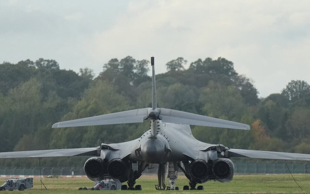 מפציצי B-1 של חיל האוויר האמריקאי בבסיס חיל האוויר המלכותי פיירפורד, המשמש כבסיס של חיל האוויר האמריקאי, לאחר תקרית בפיירפורד, אנגליה. 27 בספטמבר 2026 (צילום: AP Photo/Alastair Grant) מפציצי B-1 של חיל האוויר האמריקאי בבסיס חיל האוויר המלכותי פיירפורד, המשמש כבסיס של חיל האוויר האמריקאי, לאחר תקרית בפיירפורד, אנגליה. 27 בספטמבר 2026 (צילום: AP Photo/Alastair Grant)