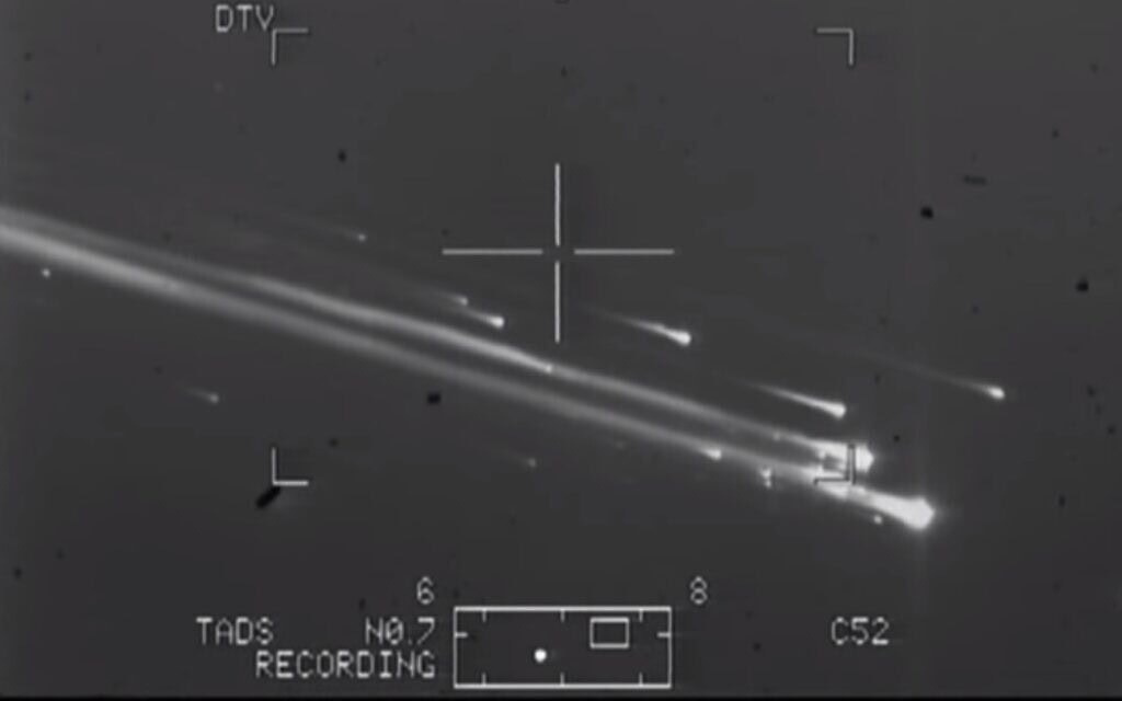 התפוצצות מעבורת החלל קולומביה, 2003 (צילום: AH-64D Apache's gun camera during training with RNLAF (Royal Netherlands Air Force) personnel out of Fort Hood, Texas, ויקיפדיה) התפוצצות מעבורת החלל קולומביה, 2003 (צילום: AH-64D Apache's gun camera during training with RNLAF (Royal Netherlands Air Force) personnel out of Fort Hood, Texas, ויקיפדיה)