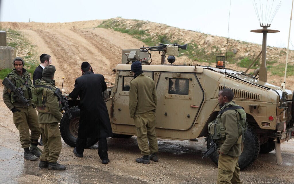 כוח של צה"ל ויהודים אורתודוקסים בקרבת קברו של רב אשי, סמוך לגבול ישראל–לבנון, 3 בספטמבר 2013 (צילום: יעקב נחומי/פלאש90) כוח של צה"ל ויהודים אורתודוקסים בקרבת קברו של רב אשי, סמוך לגבול ישראל–לבנון, 3 בספטמבר 2013 (צילום: יעקב נחומי/פלאש90)