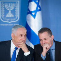 ראש הממשלה בנימין נתניהו וגלעד ארדן, בעת כהונתו כשר לביטחון הפנים, במשרד ראש הממשלה בירושלים, 3 בדצמבר 2015 (צילום: מרים אלסטר/פלאש90) ראש הממשלה בנימין נתניהו וגלעד ארדן, בעת כהונתו כשר לביטחון הפנים, במשרד ראש הממשלה בירושלים, 3 בדצמבר 2015 (צילום: מרים אלסטר/פלאש90)
