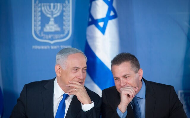 ראש הממשלה בנימין נתניהו וגלעד ארדן, בעת כהונתו כשר לביטחון הפנים, במשרד ראש הממשלה בירושלים, 3 בדצמבר 2015 (צילום: מרים אלסטר/פלאש90) ראש הממשלה בנימין נתניהו וגלעד ארדן, בעת כהונתו כשר לביטחון הפנים, במשרד ראש הממשלה בירושלים, 3 בדצמבר 2015 (צילום: מרים אלסטר/פלאש90)