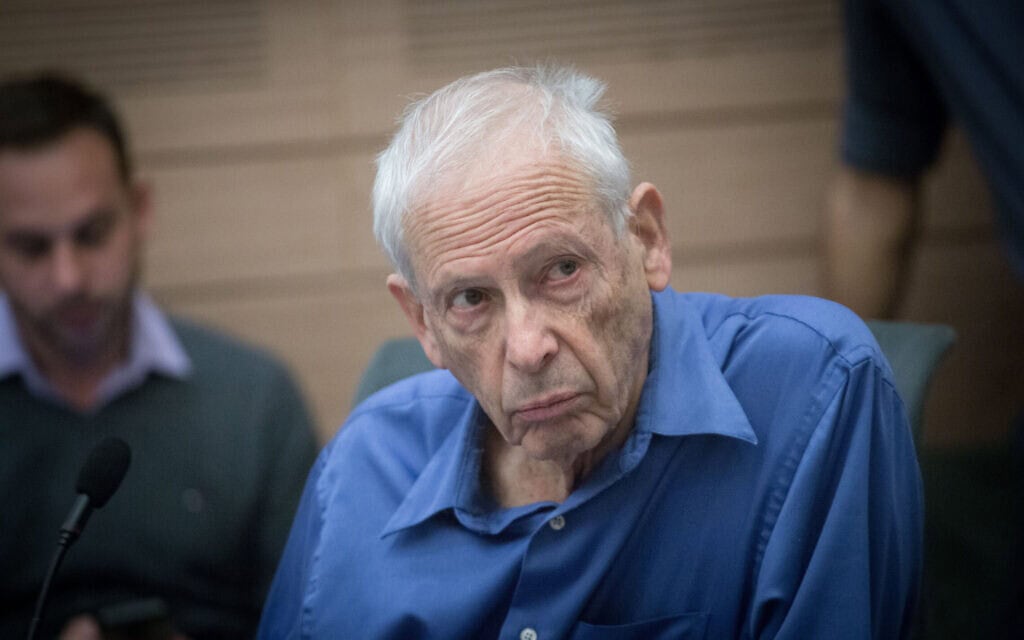 חבר הכנסת בני בגין בדיון בוועדת הפנים של הכנסת על הצעת "חוק המרכולים", שתחייב רשויות מקומיות לסגור חנויות בשבת. 1 בינואר 2018 (צילום: מרים אלסטר/פלאש90)