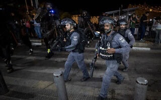 שוטרים מתעמתים עם ערבים מחוץ לשער שכם בעיר העתיקה בירושלים, במהלך חודש הרמדאן. 24 באפריל 2021 (צילום: יונתן זינדל/פלאש90) שוטרים מתעמתים עם ערבים מחוץ לשער שכם בעיר העתיקה בירושלים, במהלך חודש הרמדאן. 24 באפריל 2021 (צילום: יונתן זינדל/פלאש90)