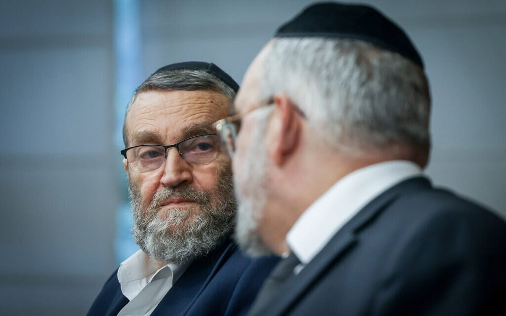 חברי הכנסת יעקב אשר (מימין) ומשה גפני בחדר הסיעה של יהדות התורה בכנסת, 10 ביולי 2023 (צילום: חיים גולדברג/פלאש90)