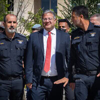 מפכ"ל המשטרה דני לוי (מימין) והשר לביטחון לאומי איתמר בן גביר בטקס במכללה הלאומית לשוטרים בבית שמש, 15 בספטמבר 2025 (צילום: אורן בן חקון/פלאש90) מפכ"ל המשטרה דני לוי (מימין) והשר לביטחון לאומי איתמר בן גביר בטקס במכללה הלאומית לשוטרים בבית שמש, 15 בספטמבר 2025 (צילום: אורן בן חקון/פלאש90)