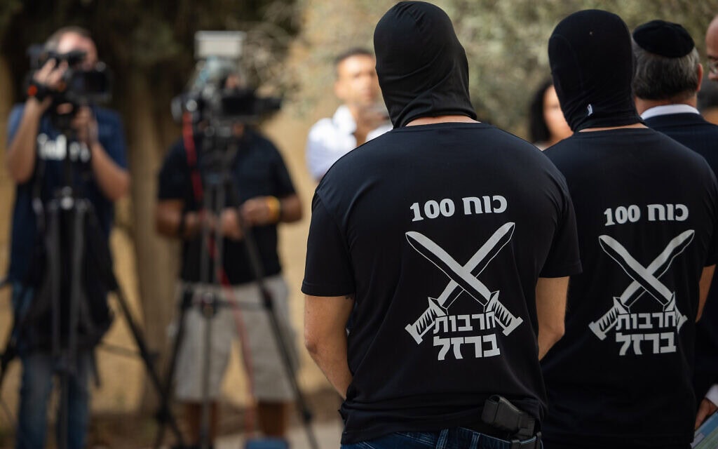 חיילים הנאשמים בהתעללות בעצור פלסטיני במתקן הכליאה שדה תימן ועורכי דינם, מדברים עם עיתונאים מחוץ לבית המשפט העליון בירושלים, 2 בנובמבר 2025 (צילום: יונתן זינדל/פלאש90) חיילים הנאשמים בהתעללות בעצור פלסטיני במתקן הכליאה שדה תימן ועורכי דינם, מדברים עם עיתונאים מחוץ לבית המשפט העליון בירושלים, 2 בנובמבר 2025 (צילום: יונתן זינדל/פלאש90)