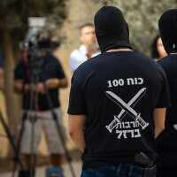 חיילים הנאשמים בהתעללות בעצור פלסטיני במתקן הכליאה שדה תימן ועורכי דינם, מדברים עם עיתונאים מחוץ לבית המשפט העליון בירושלים, 2 בנובמבר 2025