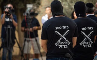 חיילים הנאשמים בהתעללות בעצור פלסטיני במתקן הכליאה שדה תימן ועורכי דינם, מדברים עם עיתונאים מחוץ לבית המשפט העליון בירושלים, 2 בנובמבר 2025 (צילום: יונתן זינדל/פלאש90) חיילים הנאשמים בהתעללות בעצור פלסטיני במתקן הכליאה שדה תימן ועורכי דינם, מדברים עם עיתונאים מחוץ לבית המשפט העליון בירושלים, 2 בנובמבר 2025 (צילום: יונתן זינדל/פלאש90)